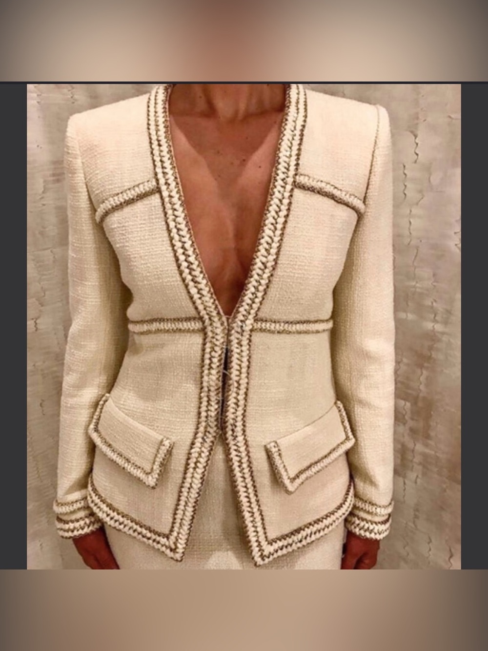READ Chanel CC Logo Button White Tweed Style Blazer Jacket 36 US 4 Cosmopolite